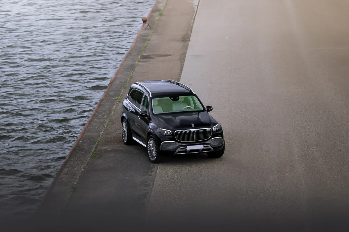 Mercedes-Maybach GLS noir vu en hauteur au bord de l’eau